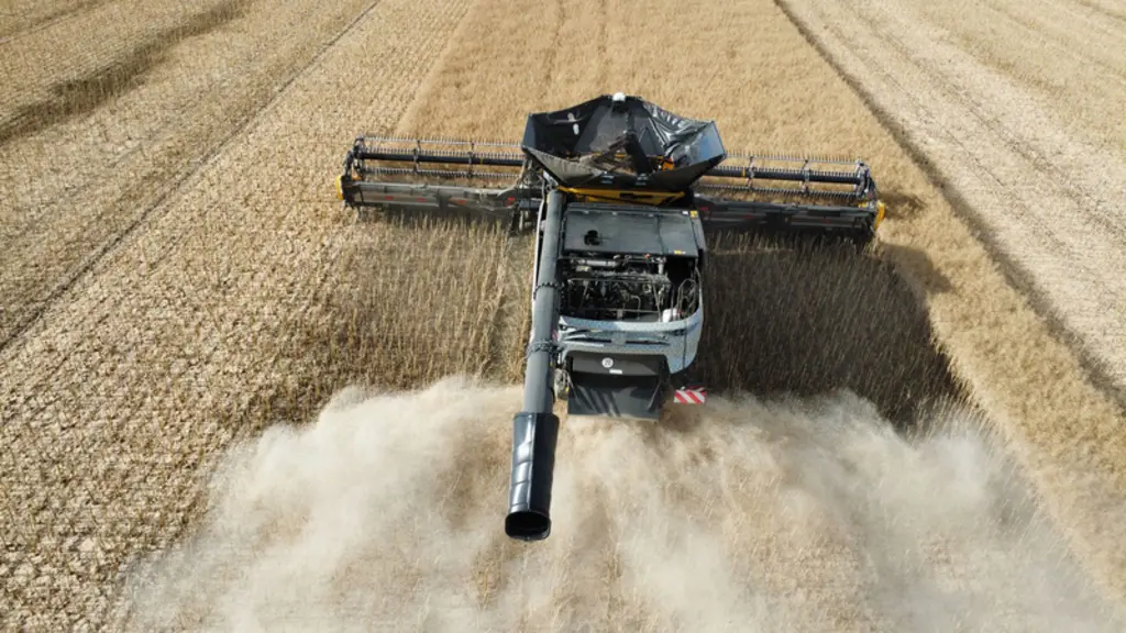 La nouvelle moissonneuse-batteuse New Holland dispose de capteurs scannant la nappe de répartition de résidus et corrige au besoin.
