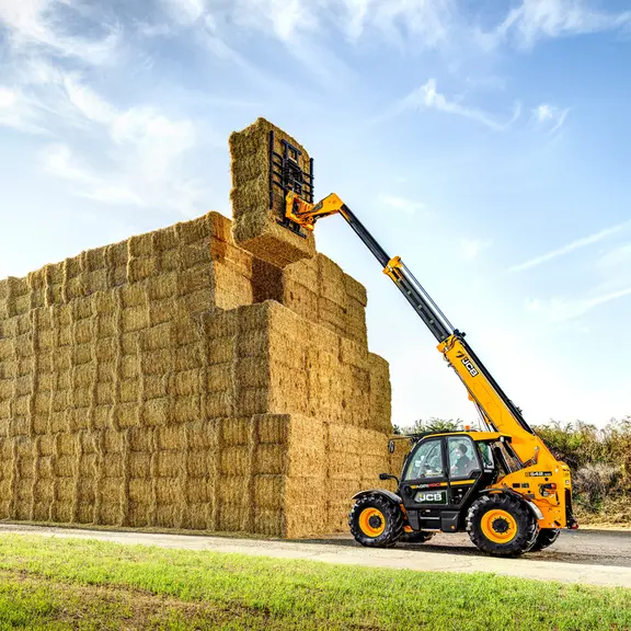 Le chargeur télescopique JCB 542-100 Agri affiche une hauteur de lavage de 9,80 m