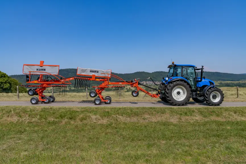 L'andaineur traîné Kuhn GA 6632+ offre une largeur de transport inférieure à 3 m, sans démonter les bras.