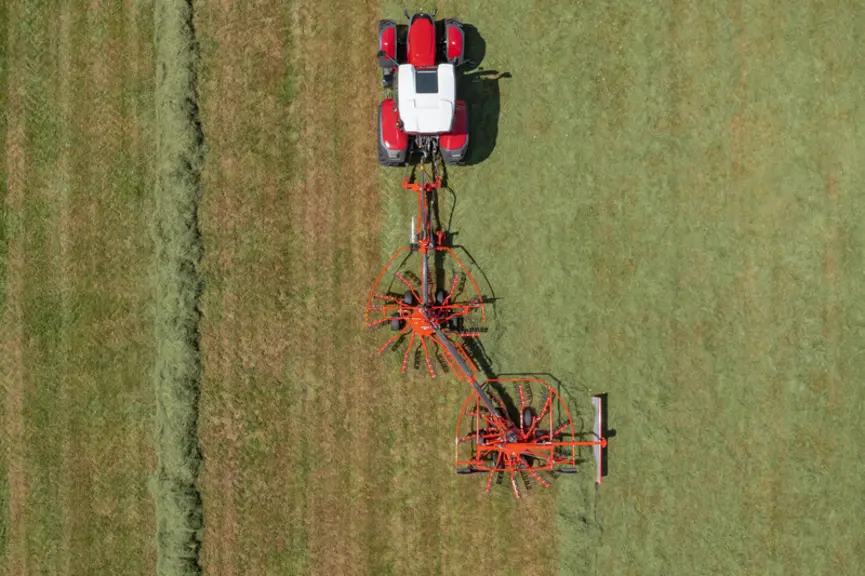 L'andaineur traîné Kuhn GA 6632+ regroupe le fourrage sur une largeur de 3,55 à 6,45 m en ne formant qu'un seul andain.