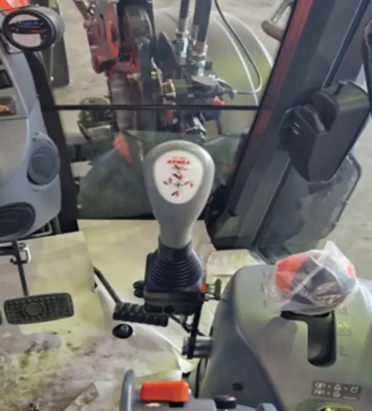 Avec le Twin Control, Stoll propose d'utiliser le même monolevier pour piloter le chargeur et les distributeurs frontaux.