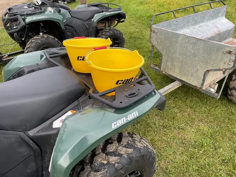 Le porte-bagage arrière des quads Outlander G3L de Can-Am intègre un bac permettant de transporter deux seaux, par exemple.