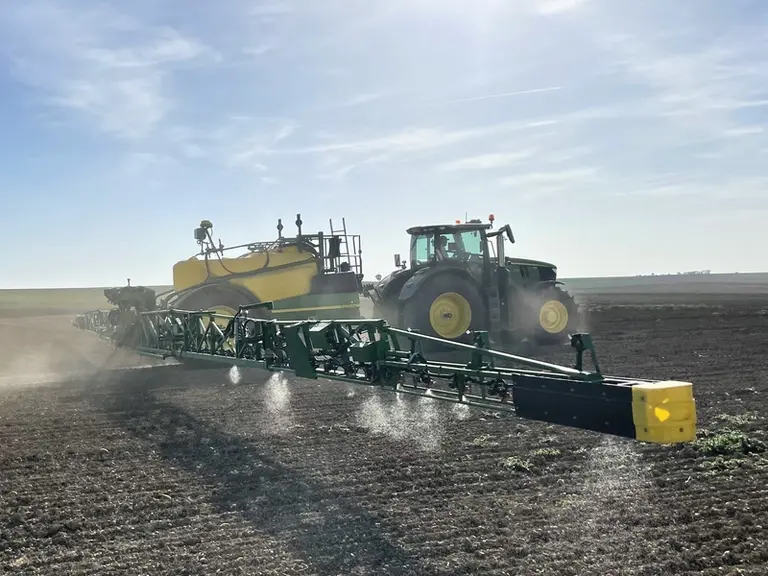 La pulvérisation ciblée See & Spray de John Deere arrive sur les appareils traînés R900i.
