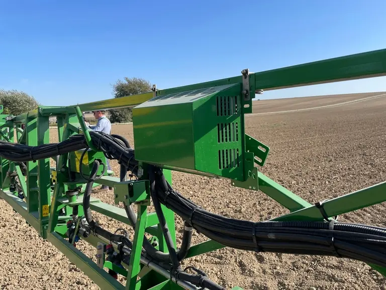 La pulvérisation ciblée See & Spray de John Deere utilise des boîtiers calculateurs montés sur la rampe de manière à avoir une vitesse de traitement d
