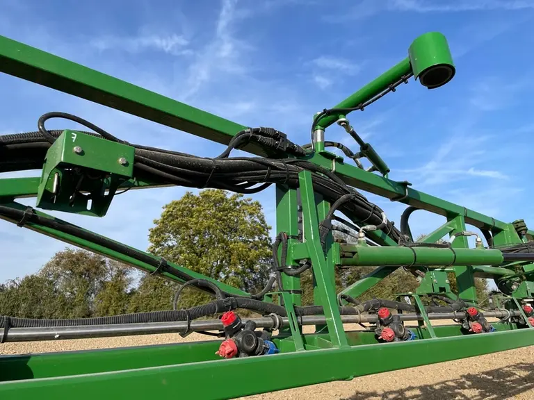 La pulvérisation ciblée See & Spray de John Deere oblige l'utilisation d'un contrôle automatique de hauteur de rampe par capteurs à ultrasons.