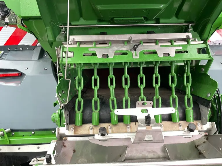 L'épandeur traîné ZG-TX d'Amazone est équipé d'un fond mouvant à tapis caoutchouc.