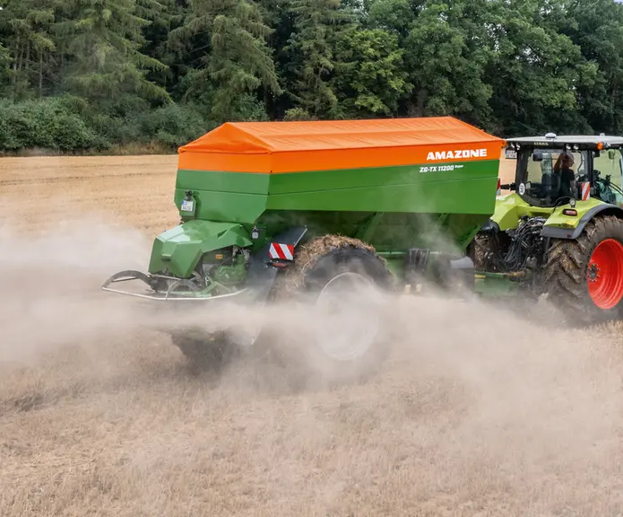 L'épandeur traîné ZG-TX d'Amazone dispose d'une table d'épandage modulable acceptant de multiples produits.
