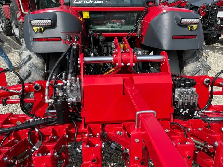 La bineuse Horsch Transformer VS dispose d'un translateur de guidage intégré au châssis.