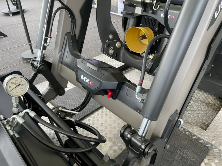 Les chargeurs frontaux MX de la série U500 reçoivent en option, sur la traverse, une commande de décompression hydraulique pour faciliter le raccordem