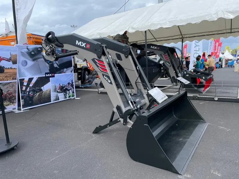 Les chargeurs frontaux MX de la série U500 disposent de connectiques électriques et hydrauliques intégrées dans le brancard.
