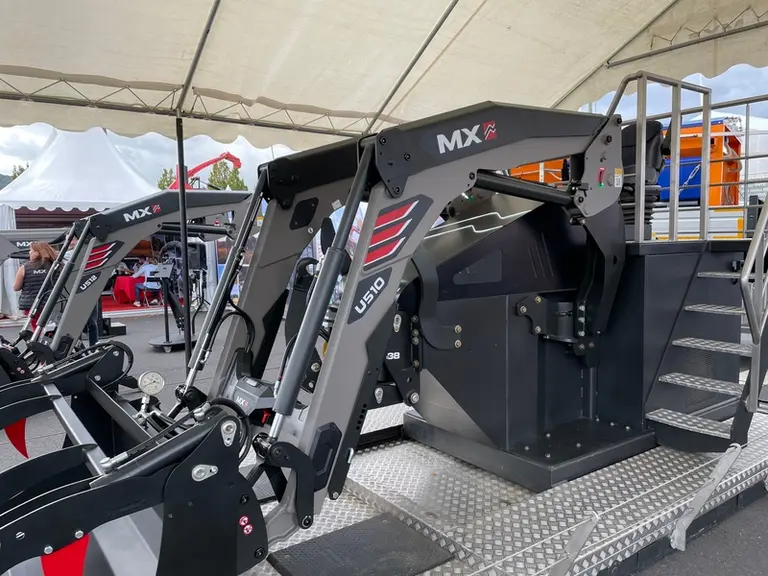 Les chargeurs frontaux MX de la série U500 accèdent à des automatismes facilitant l'utilisation, comme la remise à niveau automatique Auto-Level.
