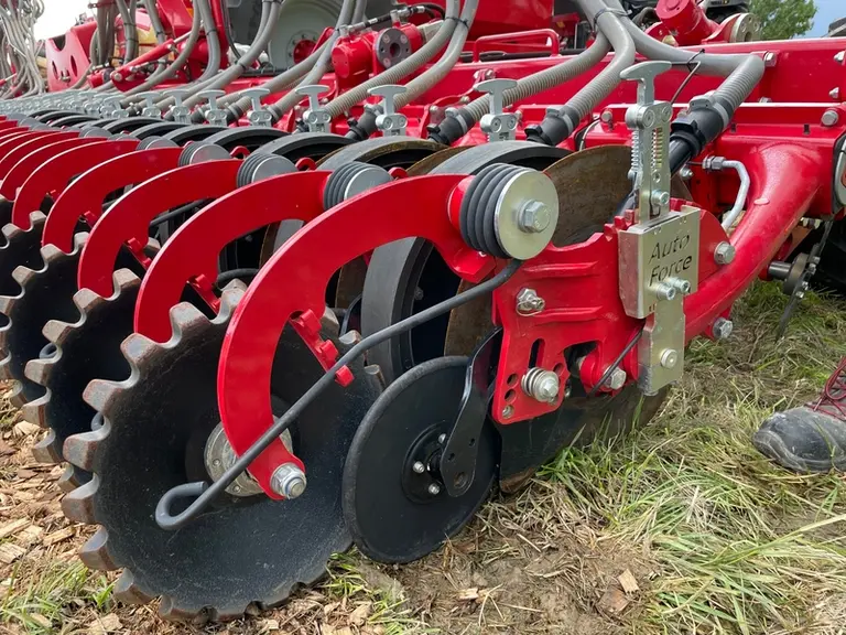 Les semoirs Horsch Avatar SD équipés de l'AutoForce reçoivent un capteur installé sur une roue de jauge à chaque extrémité de la barre de semis.
