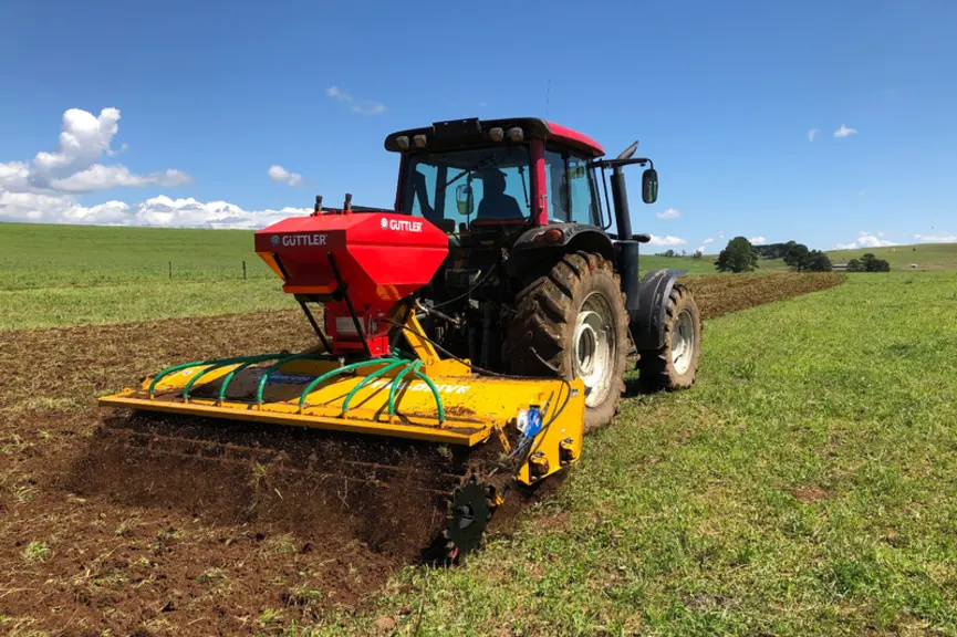 Le cultivateur auto-animé impose plusieurs passages successifs pour un travail homogène.
