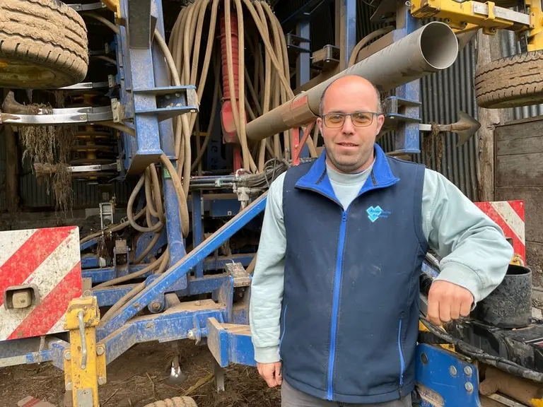 Pascal Bourillon, éleveur à Izé en Mayenne. "Le scalpeur assure un travail homogène sur toute la largeur "