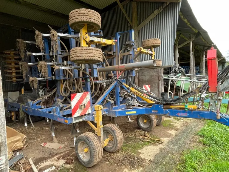 Le scalpeur semi-portée Treffler TG 580 offre une largeur de travail de 5,80 mètres.