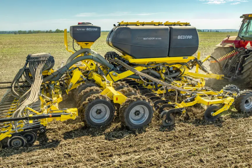 Le semoir Matador MO 6000 de Bednar se complète en option de l'unité de semis pour petites graines Alfa Drill 400.