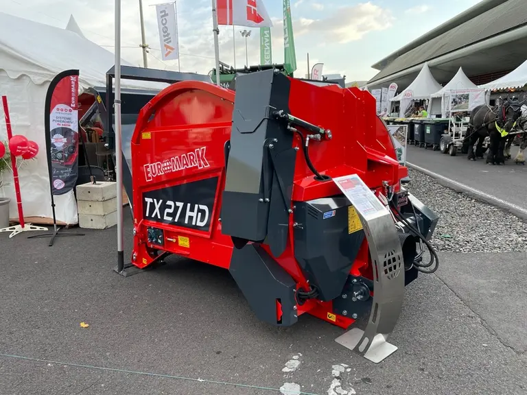 Avec la goulotte latérale, la pailleuse TX27HD d'Euromark projette la paille à 24 mètres.