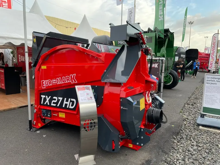 Avec la goulotte pivotante, la pailleuse Euromark TX27HD projette la paille à 18 mètres.
