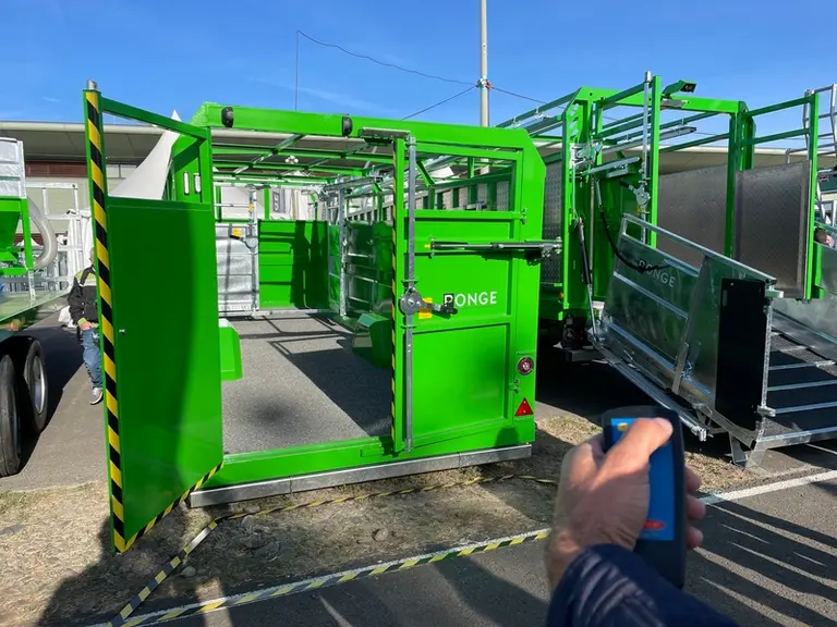 Le dispositif à télécommande développé par Ponge permet d'ouvrir et de fermer les portes des bétaillères, mais aussi d'abaisser ou de relever le pont