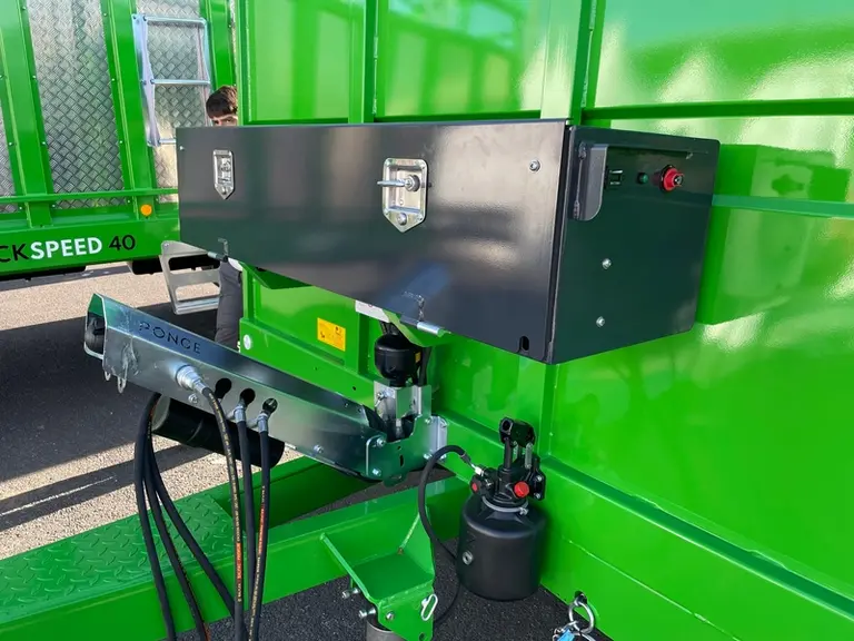 Le système Ponge d'ouverture et de fermeture des portes de bétaillères par télécommande utilise un module autonome comprenant une batterie 12 volts et