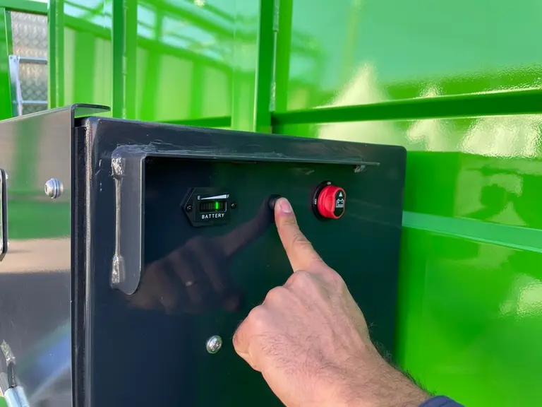 Un indicateur permet de connaître la charge de la batterie 12 volts du  système Ponge d'ouverture et de fermeture des portes de bétaillères par téléco