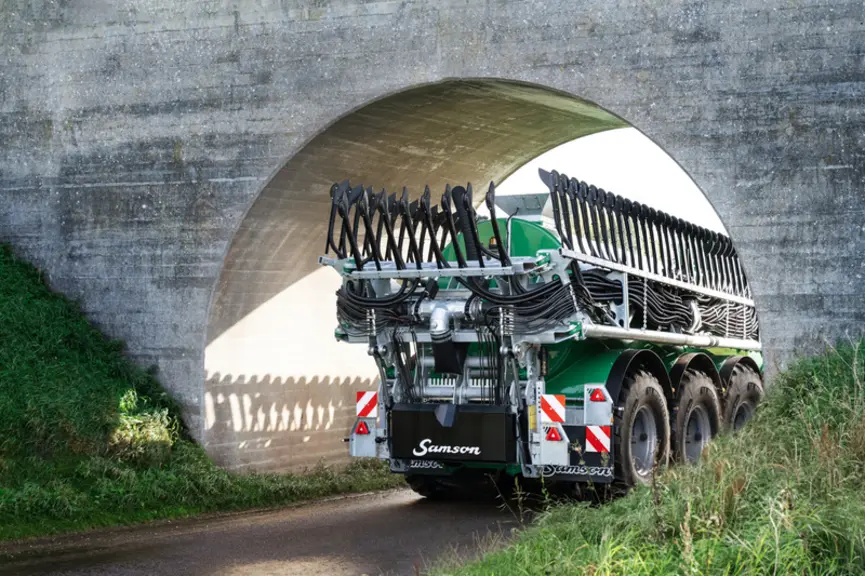 Les rampes d'épandage à patins TSB2 de Samson respectent au transport une largeur de 3 m et une hauteur de 3,78 m.