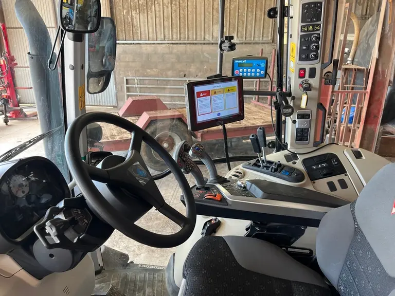 Le système d'autoguidage F100 de Sveaverken s'adapte sur de nombreux tracteurs.