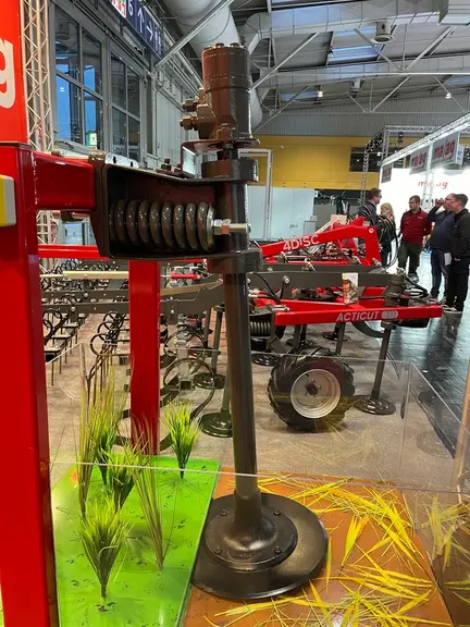 Le scalpeur Acticut de 4Disc est équipé de disques plats montés sur sécurité non-stop et qui sont mis en rotation par un moteur hydraulique