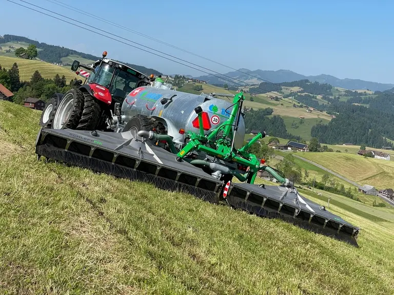 Le fonctionnement de la rampe d’épandage à patins Schleppfix de Swisstec Ag est insensible aux pentes et dévers.