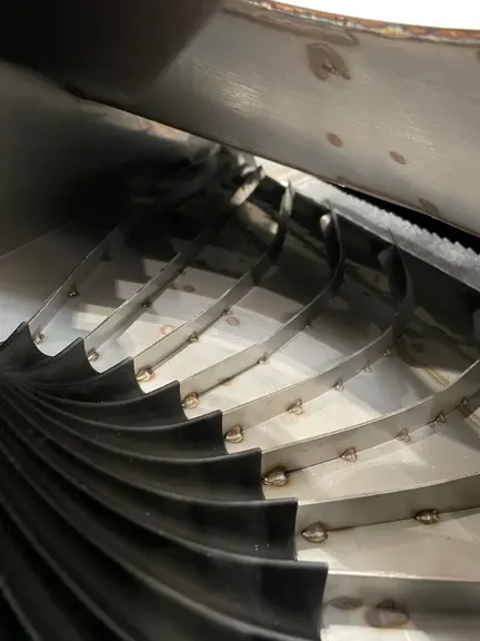 Les caissons de répartition de la rampe d’épandage à patins Schleppfix de Swisstec Ag disposent de déflecteurs guidant le flux de lisier vers chaque p
