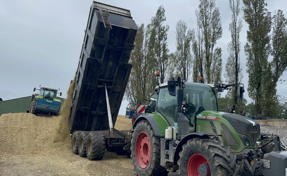Chantier ensilage avec tracteurs Fendt et Claas et remorques trois essieux Hardy TGV