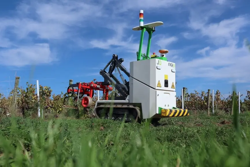 Le petit chenillard Jo de Naïo Technologies pèse 900 kg équipé d'un outil.