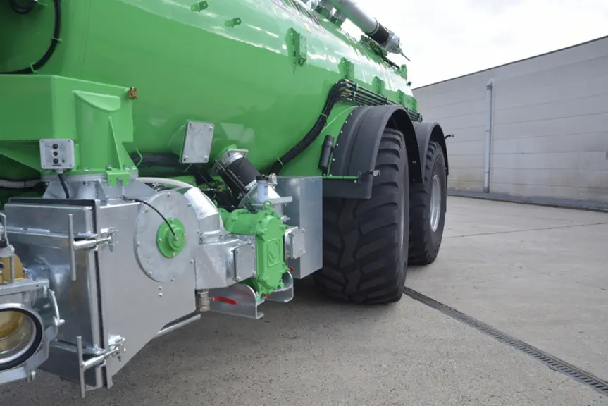Les tonnes à lisier 22000 D et 22000 DXT de la gamme X-Trem2 de Joskin disposent de deux essieux directionnels forcés
