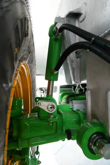 Les tonnes à lisier 22000 D et 22000 DXT de la gamme X-Trem2 de Joskin intègrent une suspension d'essieu hydraulique