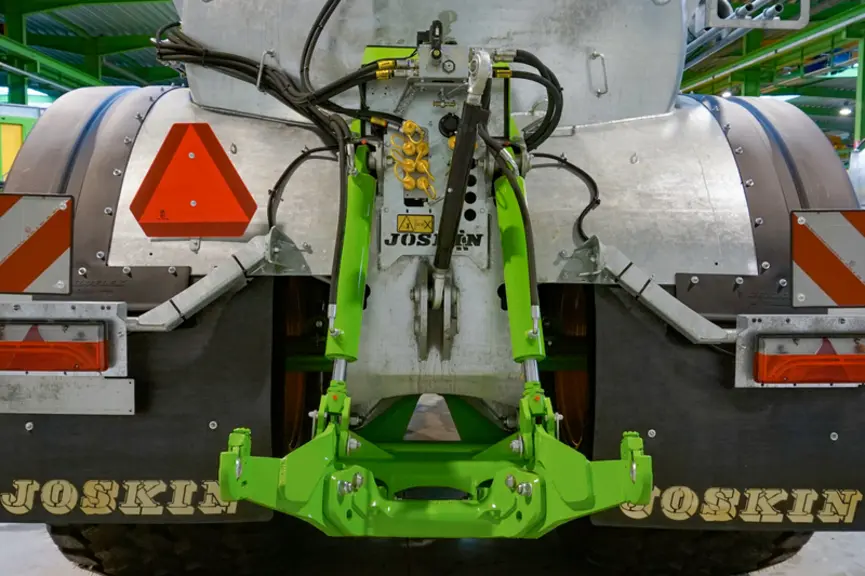 Les tonnes à lisier 22000 D et 22000 DXT de la gamme X-Trem2 de Joskin reçoivent un relevage 3 point limitant le port-à-faux arrière.