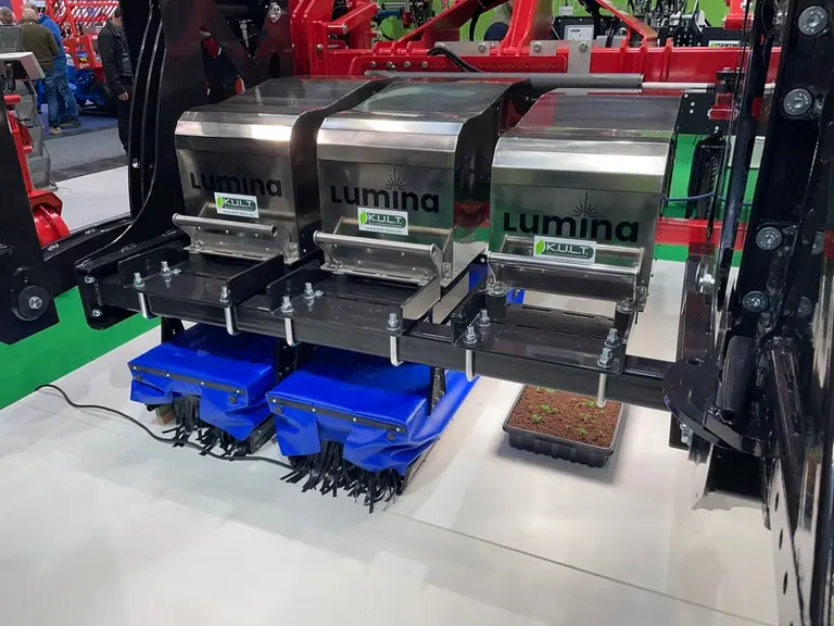 La machine Lumina de Weedbot, détruisant les mauvaises herbes au laser, s'utilise à une vitesse maximale de 1,2 km/h.
