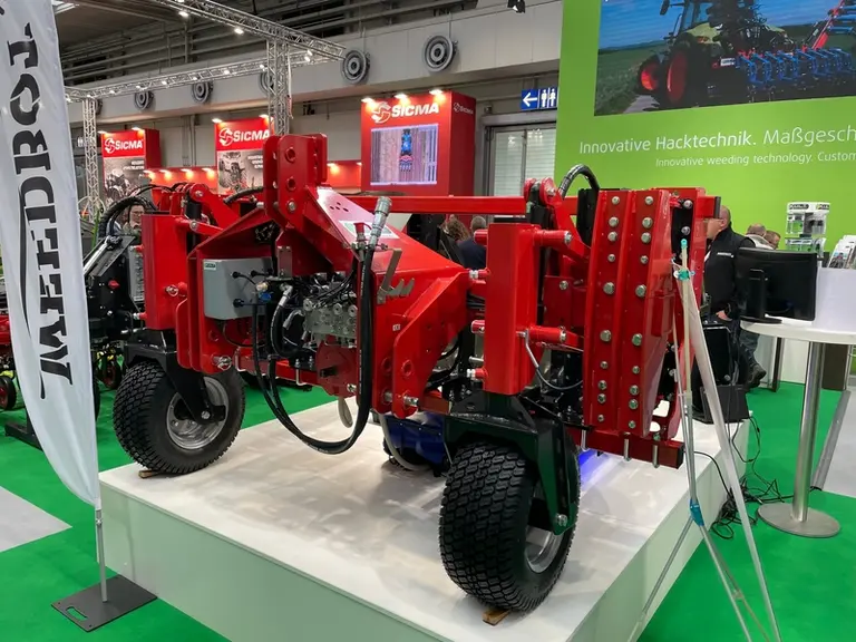 La machine Lumina de Weedbot était présentée à l'Agritechnica sur un châssis construit par l'Allemand Kult, fabricant connu pour ses doigts Kress.