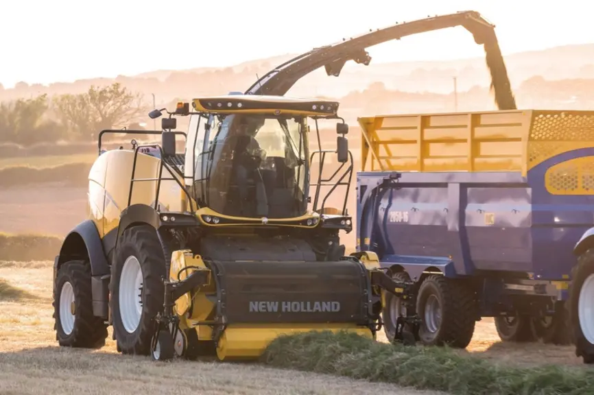 Le nouveau pick-up à herbe Ultrafeed de New Holland propose une visibilité dégagée.
