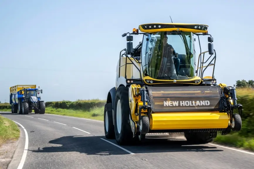 Le nouveau pick-up à herbe Ultrafeed de New Holland  se décline en largeurs de 3; 3,50 et 4 m.