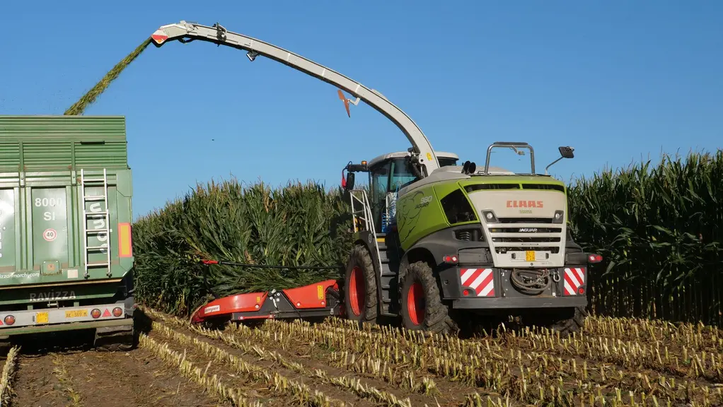 Les nouveaux becs 400 Pro disposent de quatre positions d'attelage sur l'ensileuse pour donner plus ou moins d'aplomb..