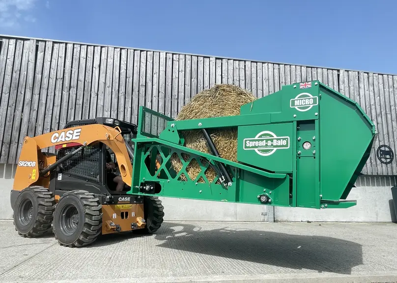 Pailleuse Micro de Spread-a-Bale à hérisson horizontal sur skid-steer Case