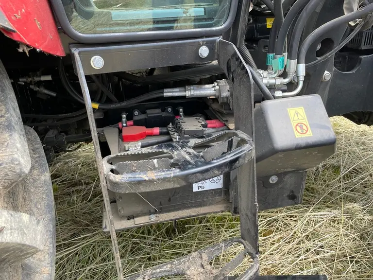 Le tracteur Case IH Farmall 100 C Advanced dispose d'une batterie protégées de manière sommaire.