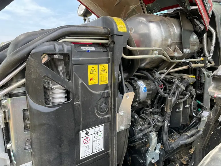 Le tracteur Case IH Farmall 100 C Advanced est équyipé d'un système de dépollution placé sous le capot, au dessus du moteur.