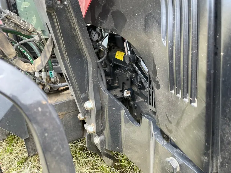 Le tracteur Case IH Farmall 100 C Advanced a une jauge d’huile moteur placée à gauche