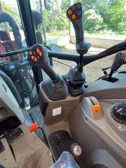Le tracteur Case IH Farmall 100 C Advanced est équipé de deux levier mécanique qui prennent de la place.