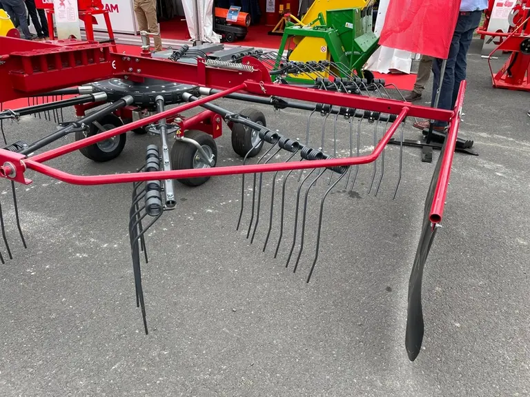 Le rotor de l'andaineur Agram Quad 474 est doté de 13 bras démontables.