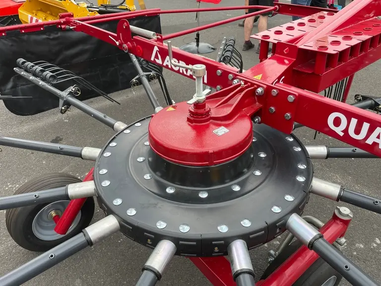La hauteur de ramassage se règle à l'aide d'une manivelle sur l'andaineur Agram Quad 474.