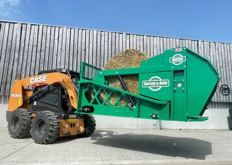 Dans la conception des pailleuses spécifiques aux valets de ferme, les constructeurs font la chasse aux kilos superflus, à l’instar de Spread-a-Bale q