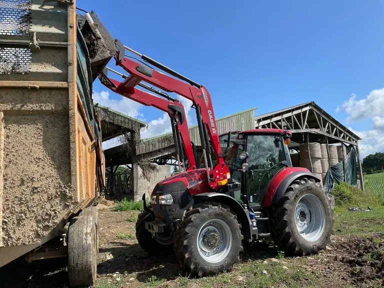 Le tracteur Case IH Farmall 100 C Advanced est plutôt à l'aise au chargeur, notamment dans les bâtiments. 