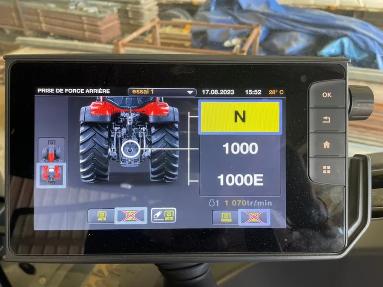 Le tracteur Valtra Q305 Direct dispose d'un terminal dont les représentations graphiques sont très intuitives.